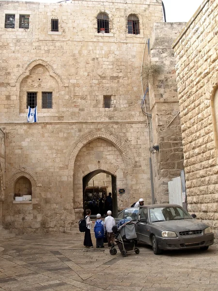 Israël, Jeruzalem. Mensen in een binnenplaats van de oude stad op de — Stockfoto
