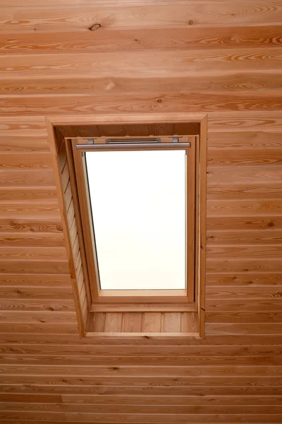 Fenster im Dachgeschoss des Holzhauses — Stockfoto