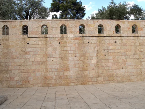 Fragmento de un muro de piedra sobre la iglesia de la Dormición del Th — Foto de Stock