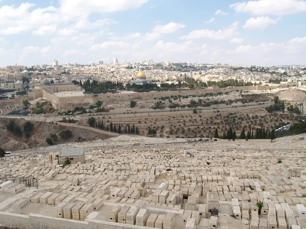 Panorama de Jerusalém com vista para um antigo cemitério judaico em — Fotografia de Stock