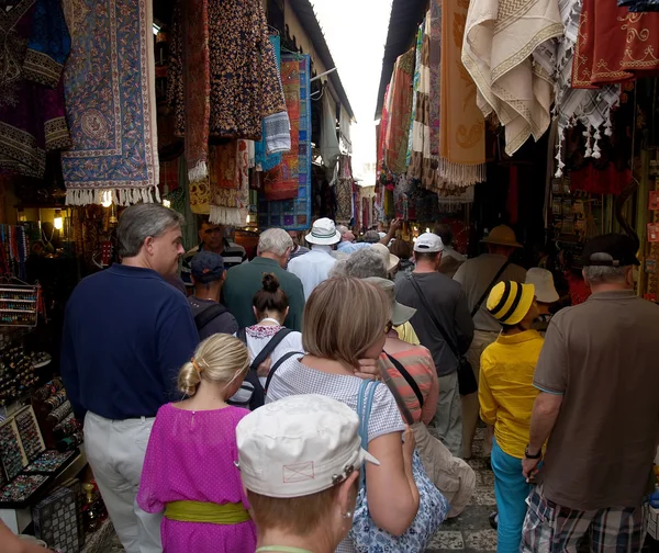 Buyers in the ware market in Jerusalem, Israel — Stock Photo, Image