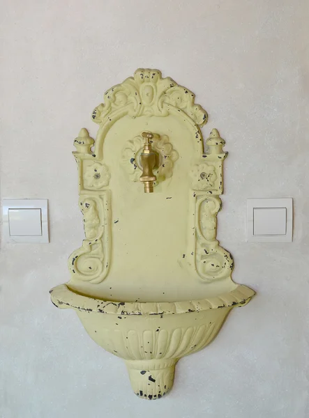 Lavabo decorativo. La estilización bajo viejo con pelado-apagado — Foto de Stock