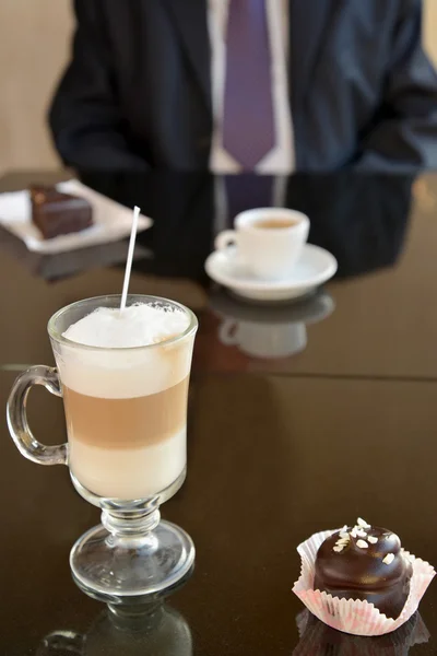 Café con leche en una copa, una taza con café expreso y — Foto de Stock