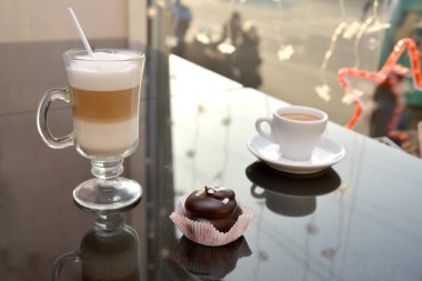 Latte kahve bir bardak bardak, bir fincan kahve ile espresso ve