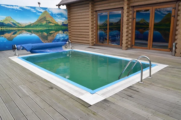 Venkovní bazén v území saunu. Kaliningr Stock Snímky