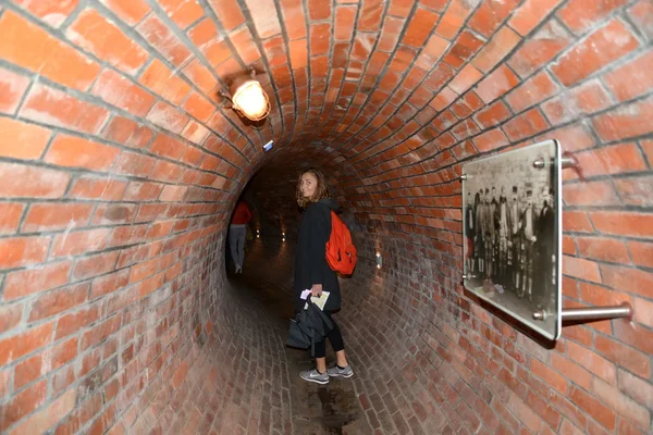 A menina visitante do Museu do esgoto (DCtka) em Lodz , — Fotografia de Stock