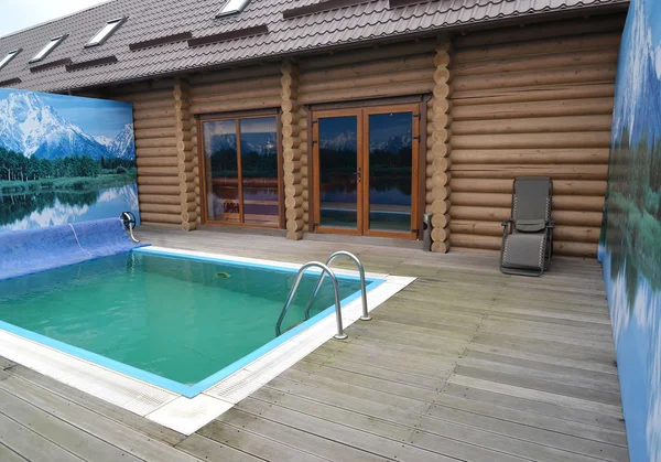 La piscine extérieure sur le territoire d'un sauna. Kaliningr Images De Stock Libres De Droits