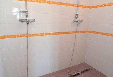 Duş kabini ile iki Vinçler