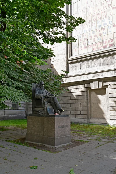 Monumento ao químico D. I. Mendeleyev em São Petersburgo — Fotografia de Stock