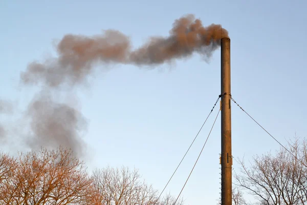 A fekete füst, egy pipát a szén kazánház szennyezi a levegőt. — Stock Fotó