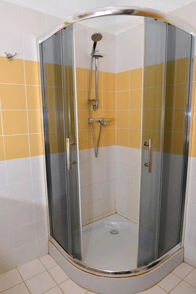 Douchecabine in een badkamer van hotel — Stockfoto