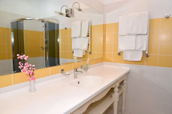 Фрагмент интерьера ванной комнаты с большим зеркалом — стоковое фото