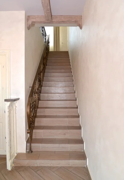 होटल की दूसरी मंजिल पर आयोजित सीढ़ी — स्टॉक फ़ोटो, इमेज