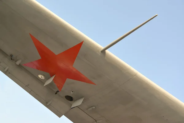 Fragment eines Flügels des sowjetischen Militärflugzeugs gegen Amphibie — Stockfoto
