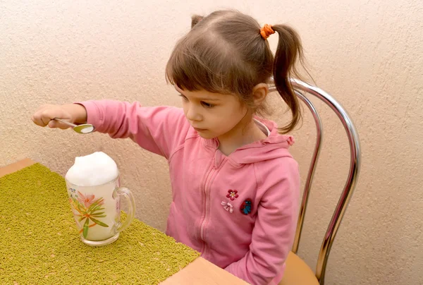 The little girl takes a spoon oxygen cocktail. Phytobar of child — Stock Photo, Image