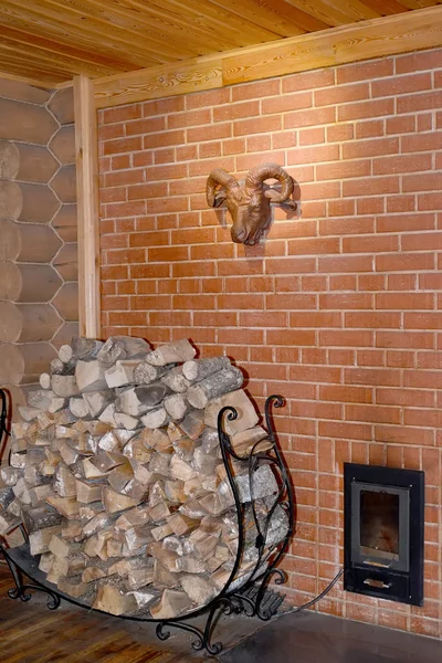 Der Brennholzstapel im Ofenraum einer Sauna — Stockfoto