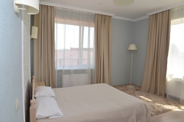 İki pencere ile hafif tonları bir çift otel odasında iç