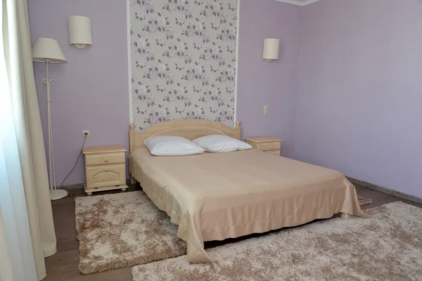 Interieur van een slaapkamer van een dubbele hotelkamer in lichte kleuren — Stockfoto