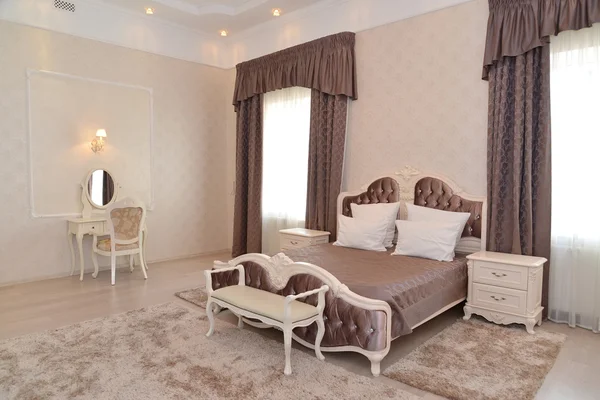 Interieur van een slaapkamer van een dubbele hotelkamer "luxe" in bruin t — Stockfoto