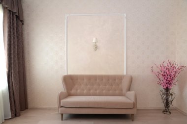 Bir kanepe ve bir decora ile bir otel odasında bir iç parçası