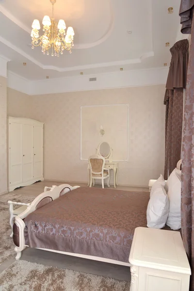 Fragmento de un interior de un dormitorio de una habitación de hotel doble "lux — Foto de Stock