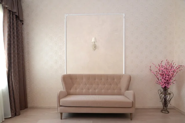 Frammento di un interno di una camera d'albergo con un sofà e un decora — Foto Stock