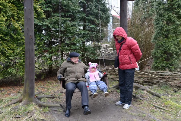 El abuelo con la nieta temblar en un columpio, el usted —  Fotos de Stock