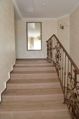 Bir koridor bir merdiven ve bir büyük ayna o otelin parçası