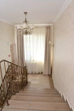 Diğer otel katta merdiven iner