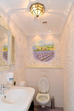 Banyo iç duvar listesiyle hafif tonlarda. Provence styl