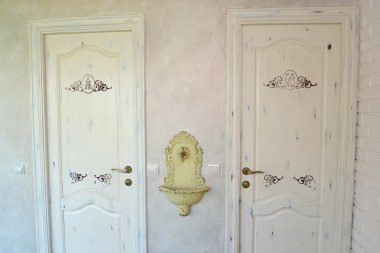 Duş Odası ve umumi tuvalet, dekoratif beyaz kapılar yapıldı.