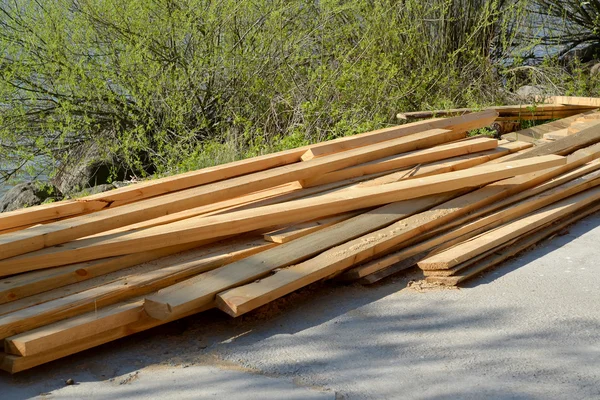 Barre di legno si trovano sulla terra — Foto Stock