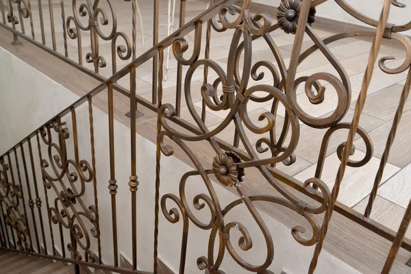Фрагмент металлического лобового перила лестницы в отеле — стоковое фото