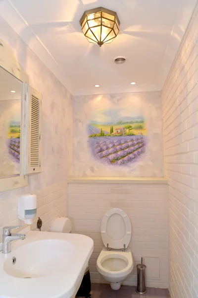 Łazienka wnętrz w jasnych kolorach z listą ściany. Prowansja styl — Zdjęcie stockowe