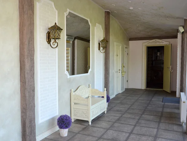 Koridor galeri di rumah tamu dengan gaya Provence — Stok Foto