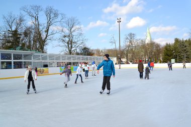 Kaliningrad, Rusya Federasyonu - 01 Mart 2015: İnsanlar bir buz pateni pisti binmek