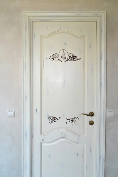 Duş odasına beyaz bir kapı üzerinde dizin — Stok fotoğraf