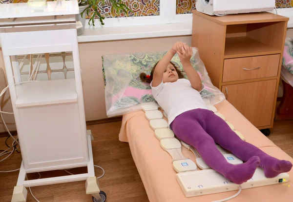 La bambina riceve la procedura di una magnetoterapia. Fisioide — Foto Stock