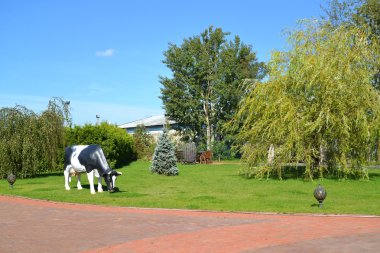 Grazed inek heykeli ile çevre düzenlemesi