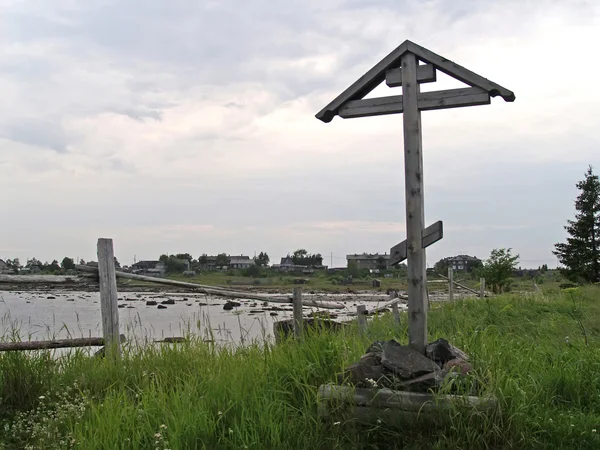 Wooden funeral cross on the bank of the White Sea. Karelia, Russ — Stock Photo, Image