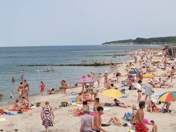 PIONEER, RUSSIA - AUGUST 02, 2012: The city beach on the bank of the Baltic Sea — Stock Photo, Image