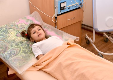 Hasta kız fizyoterapik görevliler bir kanepede yatıyor