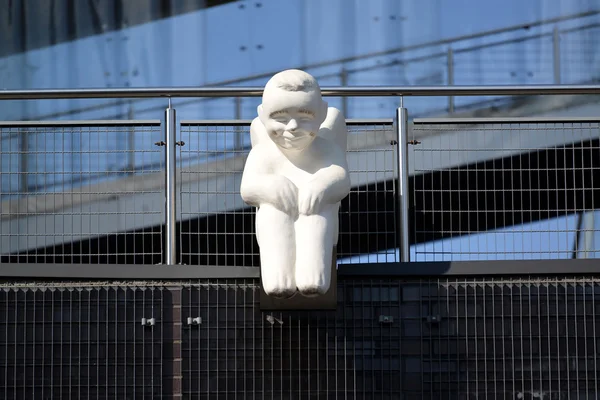 Figura de um anjo branco no edifício do centro comercial em Ka — Fotografia de Stock