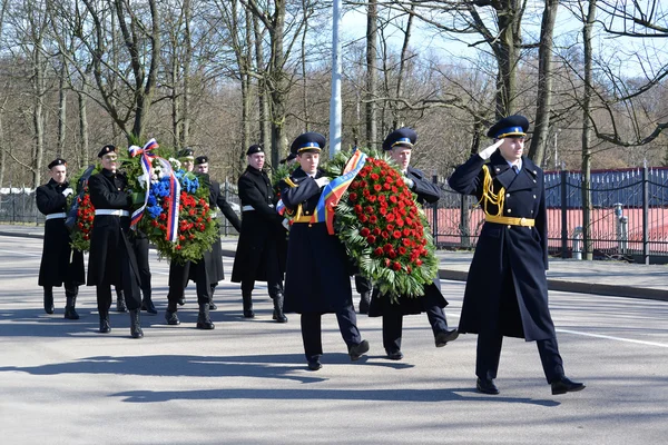 KALININGRAD, RUSSIA - APRIL 09, 2015: Wreath-laying by group of — Stock Photo, Image