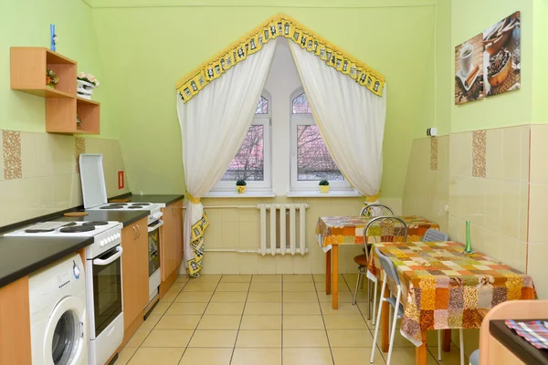 Interieur van een keuken / eetkamer in kleine een hotel — Stockfoto