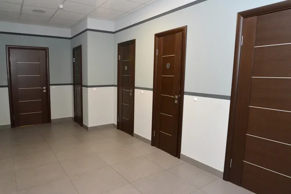 Interior de un pasillo de edificio de oficinas con puertas —  Fotos de Stock