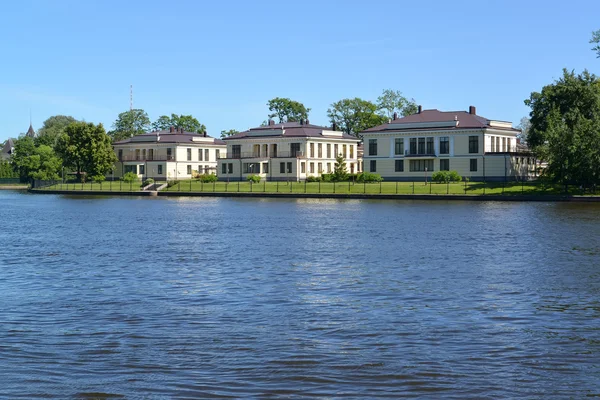 San Petersburgo. El asentamiento de la cabaña en la orilla del río — Foto de Stock