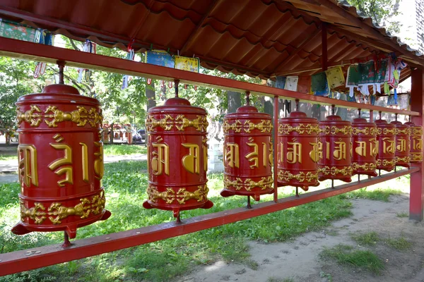 Молитвенные ритуальные колеса в Дацане из Гунзечойни. Санкт-Петербург — стоковое фото