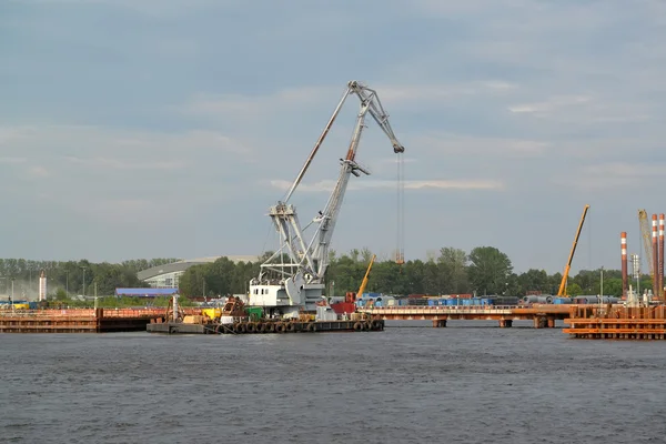 San Petersburgo. La grúa porta sobre la construcción del amarre — Foto de Stock