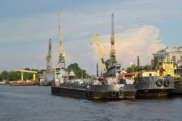 St. Petersburg, Ryssland - 09 juli 2014: torr skeppsdocka för varvsindustrin — Stockfoto